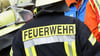 Feuerwehrleute versuchen den Brand einer Halle in Lingen zu löschen. (Symbolbild)
