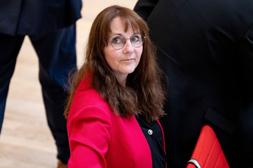 Rund vier Wochen nach ihrem Rücktritt erstmals wieder auf der landespolitischen Bühne: Ex-Innenministerin Katrin Lange (SPD) im Landtag in Potsdam.