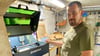 Christian Otto in seiner Werkstatt in Parey vor zwei seiner insgesamt vier Lasermaschinen. 