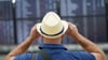 Wer ganz flexibel ist, kann an den Flughafen fahren und dort eine Reise buchen, die Stunden später losgeht. Veranstalter nennen das „Super-Last-Minute“.