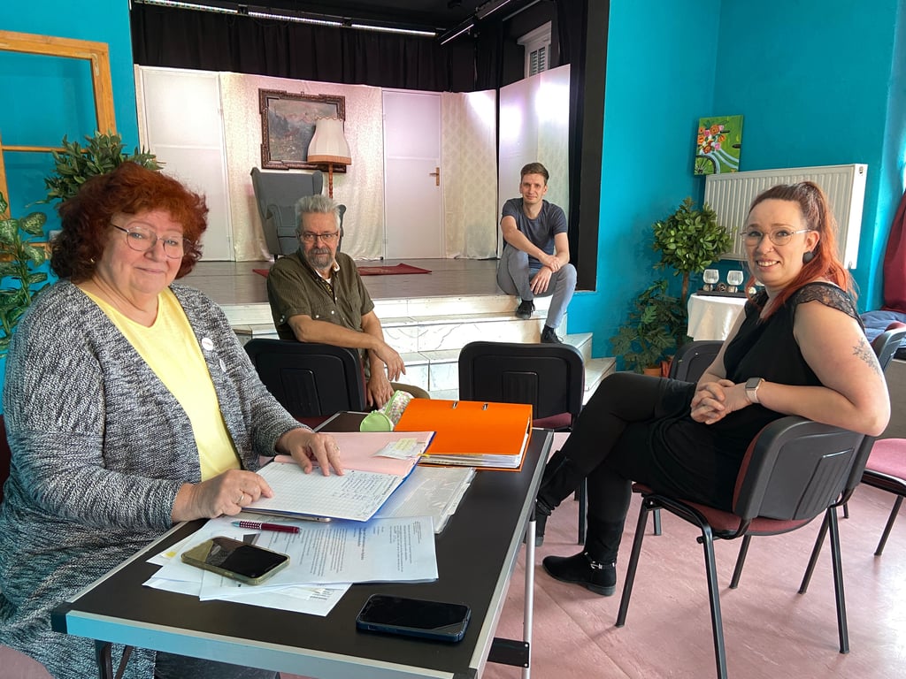 Ute (von links), Thomas, Oliver und Janett Stieghahn sind Gründer des Vereins Theaterkiste und leiten das Kulturzentrum "Guck mal" in der Babelsberger Straße in Magdeburg.
