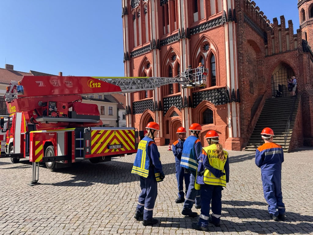 Mit der Drehleiter geht es für Sophie Braun, Mitglied der Jugendwehr Tangermünde, hoch hinaus, um die Katze zu retten. Begleitet wird sie dabei von Alexander Beier,stellvertretender Jugendfeuerwehrwart in Tangermünde