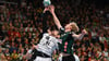 Spitzenhandball in der ZAG Arena: Hier kämpfen Kiels Hendrik Pekeler (l) und Hannovers Marian Michalczik um den Ball.