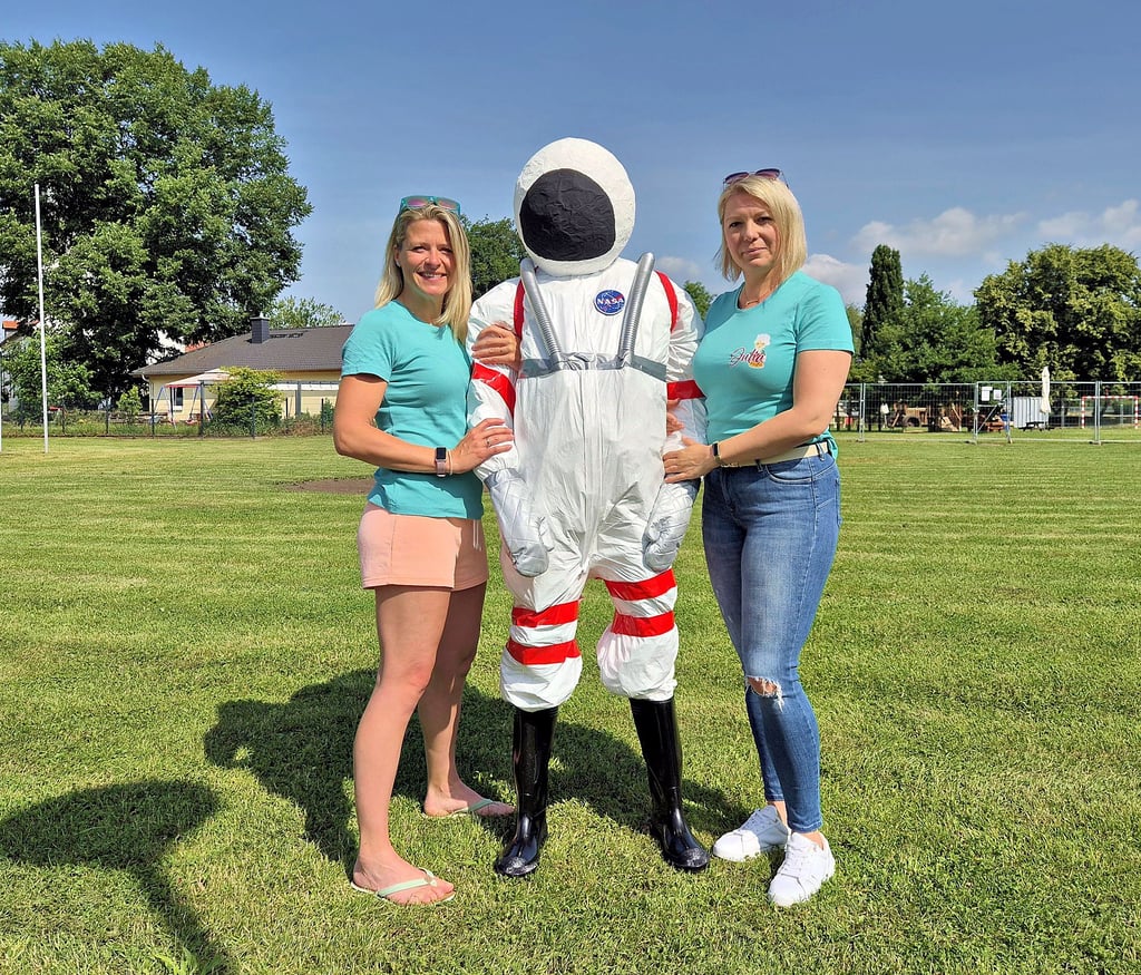 Passend zum Motto „Eine galaktische Reise“ haben Jana Gibas (l.) und Julia Franz mit anderen Vereinsmitgliedern einen Astronauten gebastelt.