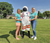 Passend zum Motto „Eine galaktische Reise“ haben Jana Gibas (l.) und Julia Franz mit anderen Vereinsmitgliedern einen Astronauten gebastelt. 
