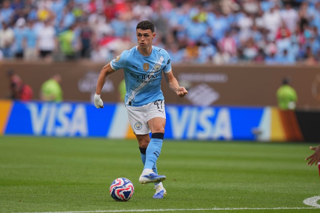 Phil Foden trifft kurz nach dem Anpfiff.