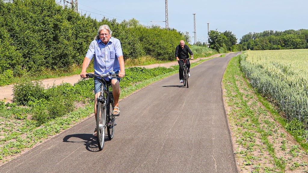 Nach mehr als zwei Monaten Bauzeit ist der Radweg zwischen dem Adamsee und dem Barleber See eröffnet worden. Die ersten Nutzer waren TV-Journalist Andreas Richter und Barlebens Ex-Bürgermeister Franz-Ulrich Keindorff (vorn).