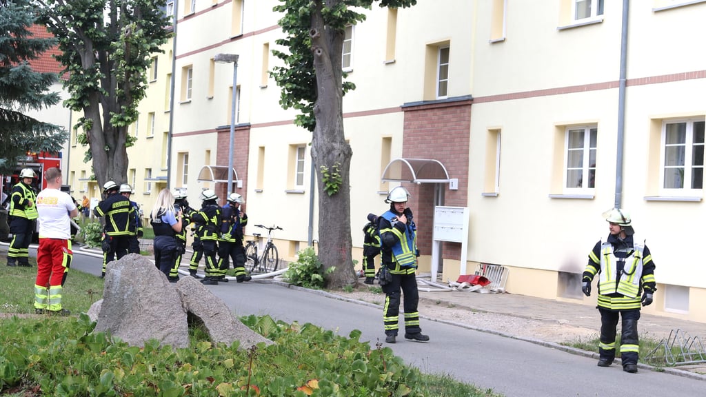 Dichter Rauch dringt aus den Kellerfenstern (rechts) in der Elisabethstraße in Stendal. Einsatzkräfte der Freiwilligen Feuerwehr Stendal rückten am 18. Juni 2025 dorthin zum Löschen aus.