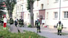 Dichter Rauch dringt aus den Kellerfenstern (rechts) in der Elisabethstraße in Stendal. Einsatzkräfte der Freiwilligen Feuerwehr Stendal rückten am 18. Juni  2025 dorthin zum Löschen aus.