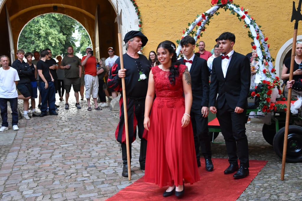 Cäcilia Askar kommt mit der Kutsche in den Hof des Hinterschlosses von Annaburg. Dort wird sie zur dritten Rosenprinzessin gekürt.