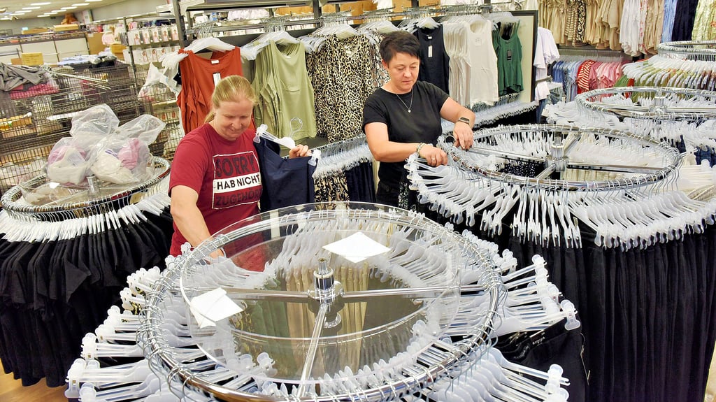 Sabine Neef (links) und Jenny Thrien haben bei Pfennigpfeiffer gearbeitet und sind jetzt von Woolworth übernommen worden.