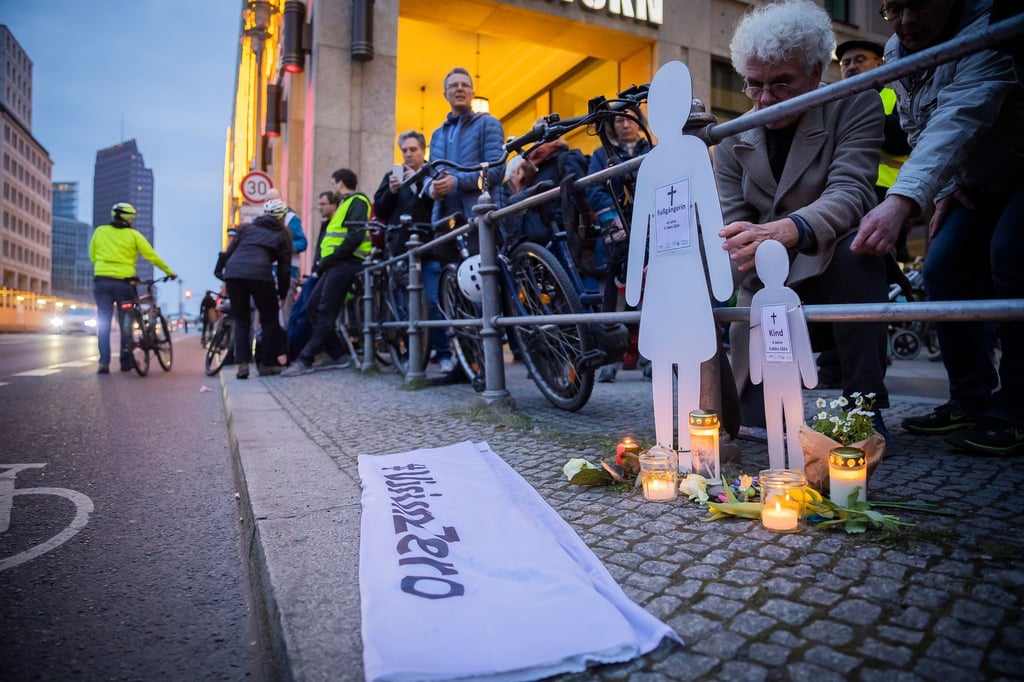 Ein 84-Jähriger muss sich nach einem Unfall mit zwei Toten auf der Leipziger Straße in Berlin-Mitte vor Gericht verantworten. (Archivbild)