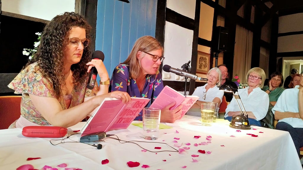 Franziska Hauser (links) und Maren Wurster lasen in Schreyahn aus ihrem Buch „Ost West Frau“.