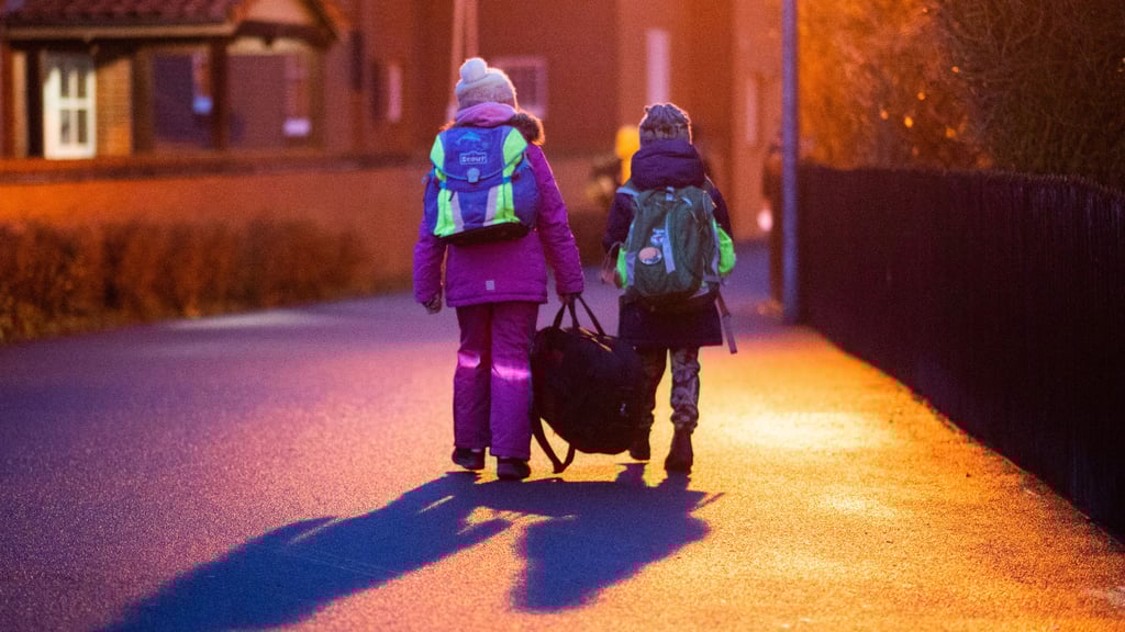 Genau diese Situation treibt Dardesheims Schulleitung seit Jahren an, für einen späteren Schulbeginn zu kämpfen: Gerade Schüler auf dem Land müssen sich oft sehr früh auf den Weg machen, um rechtzeitig zum Unterrichtsbeginn anzukommen.