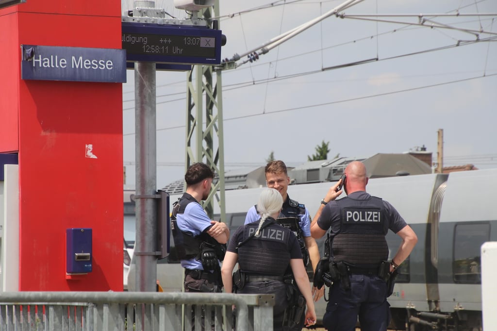 Die Polizei ist im Einsatz nach einem Unfall am Bahnhof Halle-Messe.