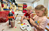 Leo und Sarah Stragies testen die neue Kinderwerkstatt im Klubhaus der Jugend aus. 