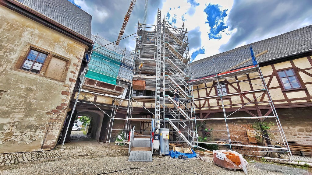 Im oberen Teil des Treppenturms auf Schloss Allstedt wird das Fachwerk erneuert und frisch ausgemauert.