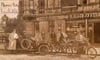 In das Jahr 1911 geht der Blick zurück in die lebhafte Vergangenheit des Hauses Wasservorstadt 18 in Zeitz. Für den Fotografen haben sich ganz offensichtlich ein frühes Automobil und zwei Motorräder in Stellung gebracht.  Aus heutiger Sicht nicht minder interessant ist das zum Kauf verlockend gestaltete Schaufenster des Kolonialwarenladens C. F. Otto Hayner, dessen damaliger Inhaber August Hoppe, ein Kaufmann alter Schule, in der Tür steht. 