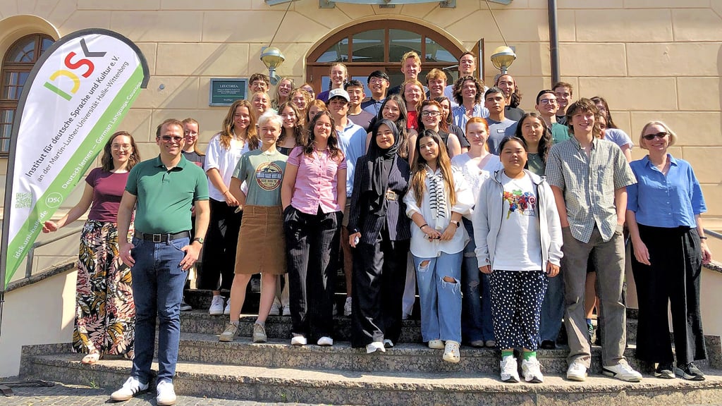 Die Teilnehmer der ersten Runde der Internationalen Sommerakademie in Wittenberg. Die jungen Leute sind zum Teil von weither angereist: aus Kanada zum Beispiel, aus Mexiko oder aus Thailand.