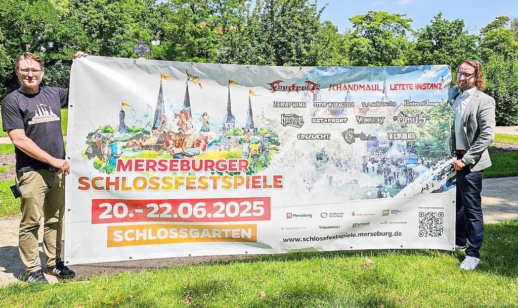 Kulturamtsleiter Martin Wolter (l.) und OB Sebastian Müller-Bahr präsentieren stolz das Banner mit dem Line-up für die Konzerte im Schlossgarten.