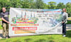 Kulturamtsleiter Martin Wolter (l.) und OB Sebastian Müller-Bahr präsentieren stolz das Banner mit dem Line-up für die Konzerte im Schlossgarten. 