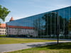 Betroffen ist die Westseite vom Bauhaus Museum in Dessau. 