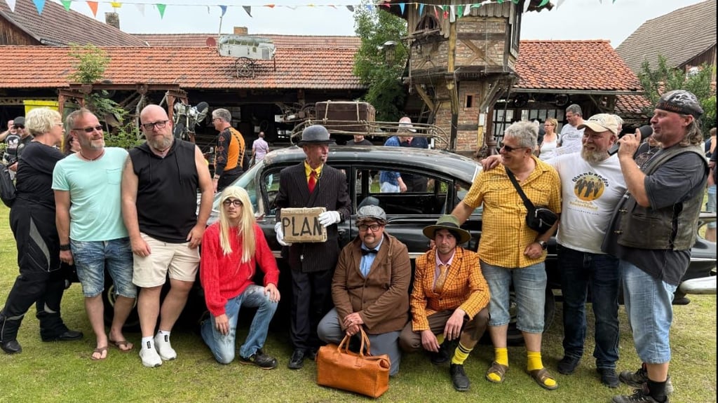 Eine besondere Überraschung beim 25. Bikeschmiedefestival in Zilly war die Entfüllung des originalen Film-Fluchtwagens der Olsenbande, die die Gelegenheit für ihren letzten Streich nutzte.