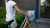Es gibt Regeln: Jugendliche dürfen nur zu bestimmten Tageszeiten und begrenzt lange arbeiten.