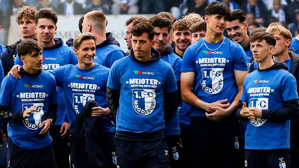 Stefan Korsch (Mi.), gemeinsam mit seinen Mitspielern vom 1. FC Magdeburg II.