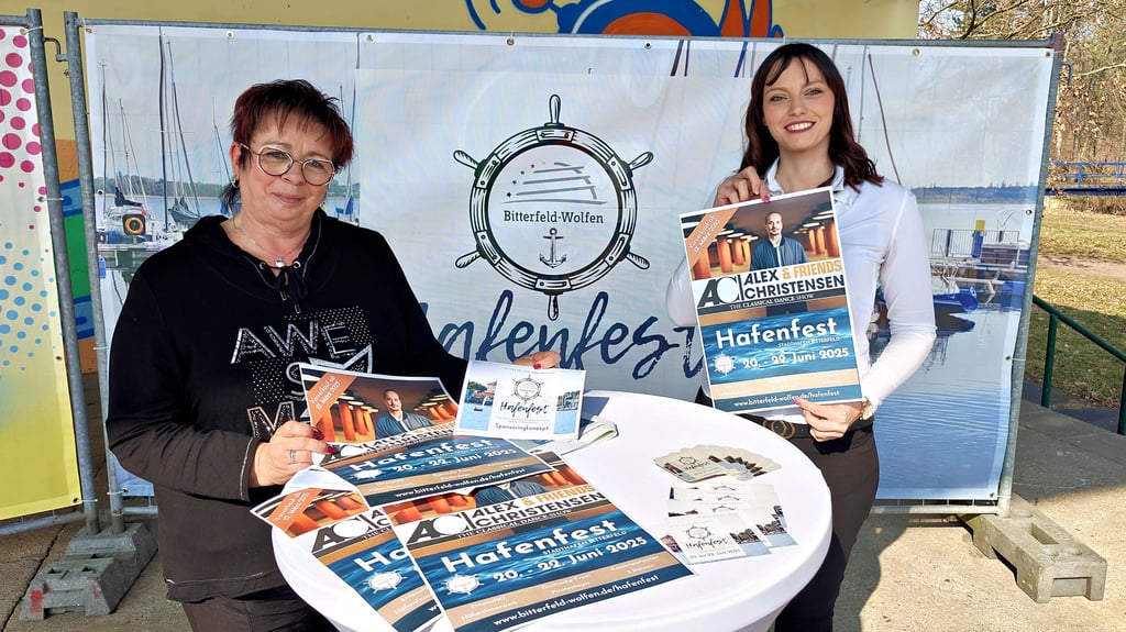 Carolin Herrmann (r.) und Gabriela Schulze von der Stadt stellen das Programm zum dreitägigen Bitterfelder Hafenfest vor.