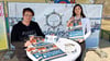Carolin Herrmann (r.) und Gabriela Schulze von der Stadt stellen das Programm zum dreitägigen Bitterfelder Hafenfest vor.