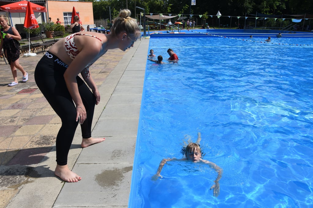 Rettungsschwimmerin Pia Lemke feuert im Freibad Kalbe Schüler Max Lammek an, der auf sein Bronze-Abzeichen hinarbeitet.