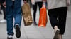 Viele Menschen in Deutschland sparen wegen der gestiegenen Preise bei Mode.