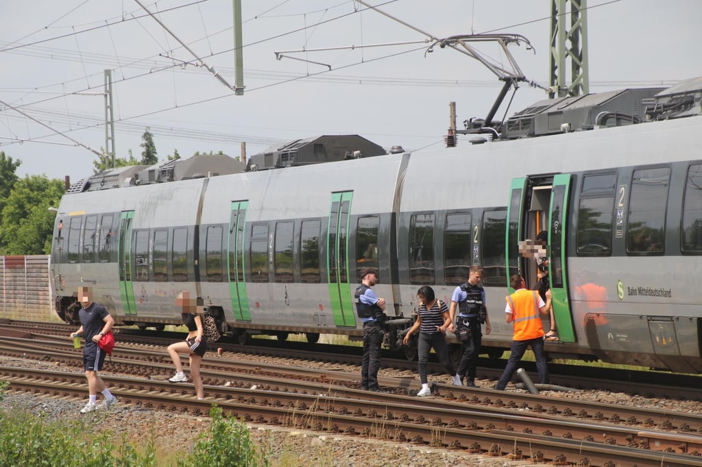 Zugfahrgäste werden am Bahnhof Halle-Messe evakuiert.