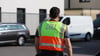 Ein Zöllner bei der Überprüfung einer Baustelle - immer wieder macht der Zoll Schwarzarbeiter ausfindig.