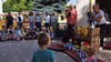Ute und Karl Gebhardt aus Quedlinburg haben den Kita-Knirpsen in Wienrode einen großen Karton voller Puppen geschenkt.