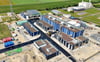 Energiepark von oben: Vorne das Verwaltungsgebäude, hinten die große Halle für die Elektrolyseure. 