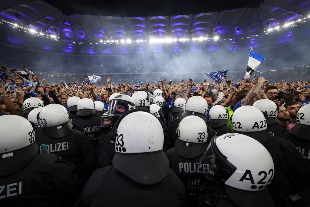 Stoßen immer wieder beim Fußball aufeinander: Polizei und Fußballfans