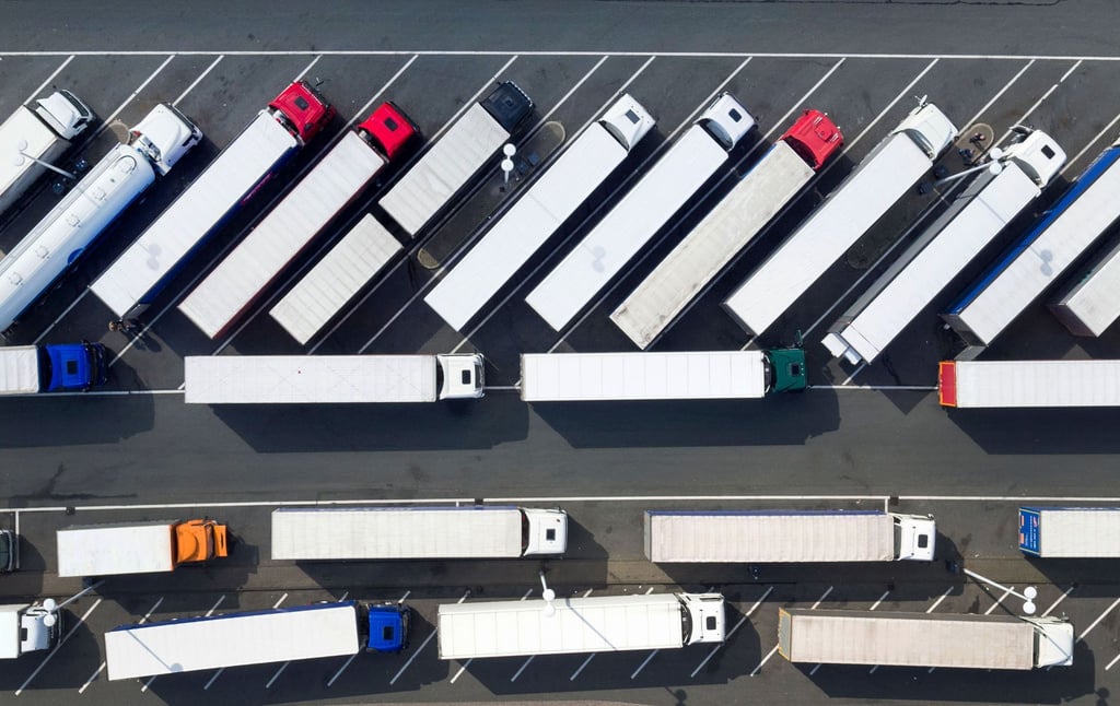 Wer als Lkw-Fahrer oder -Fahrerin einen Parkplatz sucht, ist oft gezwungen, an ungeeigneten Stellen zu halten. (Symbolbild)