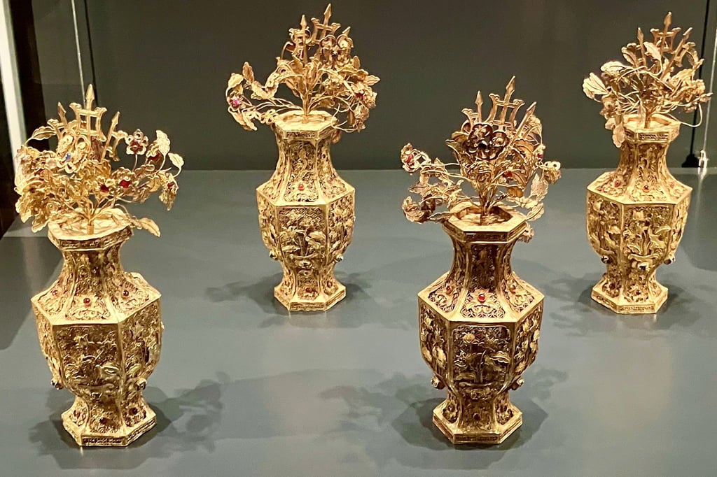 Die Vasen und Goldschmiedearbeiten zeugen von der Pracht und Raffinesse der Goldkunst während der Herrschaft der Ming-Kaiser.
