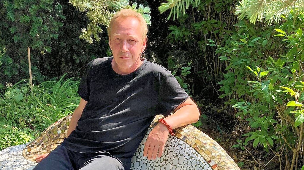 Schöner sitzen: Daniel Schenk auf einem seiner künstlerischen Markenzeichen, einer mit Mosaik gestalteten Bank.