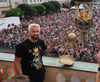 SCM-Coach Bennet Wiegert genießt nach dem Gewinn der Champions League mit neuer Frisur und gekürztem Bart die Stimmung bei der Siegesfeier mit den Fans auf dem Alten Markt. 
