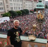 SCM-Coach Bennet Wiegert genießt nach dem Gewinn der Champions League mit neuer Frisur und gekürztem Bart die Stimmung bei der Siegesfeier mit den Fans auf dem Alten Markt. 