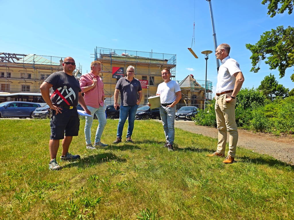 Dachdeckermeister Stefan Schmidt, Bahnhofseigentümer Christian Schulz, Bauamtsmitarbeiter Michael Höricht, Hochbauplaner Marc Randel und Bürgermeister Andreas Dittmann (v.l.) haben sich gestern am Bahnhof zu einer Baubesprechung getroffen. Ende 2026 soll die Sanierung abgegeschlossen sein.