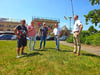 Dachdeckermeister Stefan Schmidt, Bahnhofseigentümer Christian Schulz, Bauamtsmitarbeiter Michael Höricht, Hochbauplaner Marc Randel und Bürgermeister Andreas Dittmann (v.l.) haben sich gestern am Bahnhof zu einer Baubesprechung getroffen. Ende 2026 soll die Sanierung abgegeschlossen sein. 