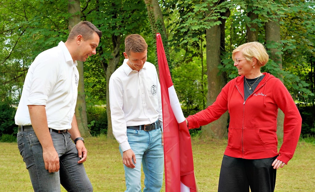 Das neue Wappen ist vorerst in die rot-weiß-rote Balgstädter Flagge eingerollt und noch nicht sichtbar: Philipp Herrmann (l.), Philip Mucke und Stephanie Seifert.