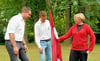 Das neue Wappen ist vorerst in die rot-weiß-rote Balgstädter Flagge eingerollt und noch nicht sichtbar: Philipp Herrmann (l.), Philip Mucke und Stephanie Seifert.