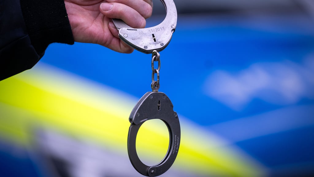 In Haldensleben ist eine Frau von einem Familienmitglied brutal attackiert worden. Die Polizei ermittelt wegen versuchter Tötung.