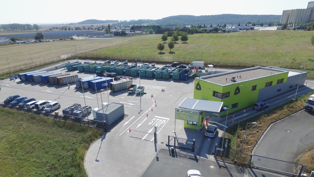 Der Wertstoffhof im Gewerbegebiet Am Sülzegraben in Halberstadt dient der Entsorgungswirtschaft des Landkreises Harz als Vorbild bei Neubauten und Modernisierungen ähnlicher Annahmestellen.