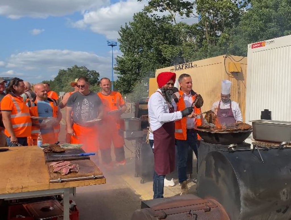 TikTok-Koch Singh Laly von "Das Elb" grillt für Bauarbeiter beim Abriss der Ringbrücke am Damaschkeplatz in Magdeburg